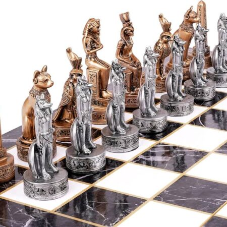 Всемирный зал шахматной славы представит новую выставку «Лапы и пешки: Исследование шахматных наборов с животными»