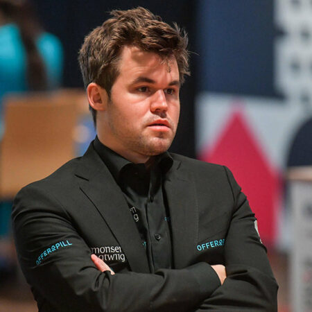 Магнус Карлсен возвращается на шахматный турнир после конфликта из-за дресс-кода