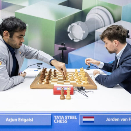 Гукеш получает трофей чемпиона мира по шахматам