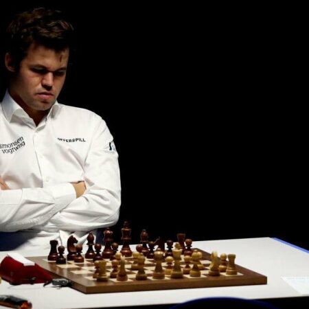 Гукеш и Карлсен участвуют в турнире по фристайл-шахматам на фоне конфликта с ФИДЕ