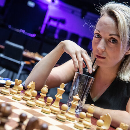 Элизабет Петц побеждает Динару Вагнер после более чем 100 ходов